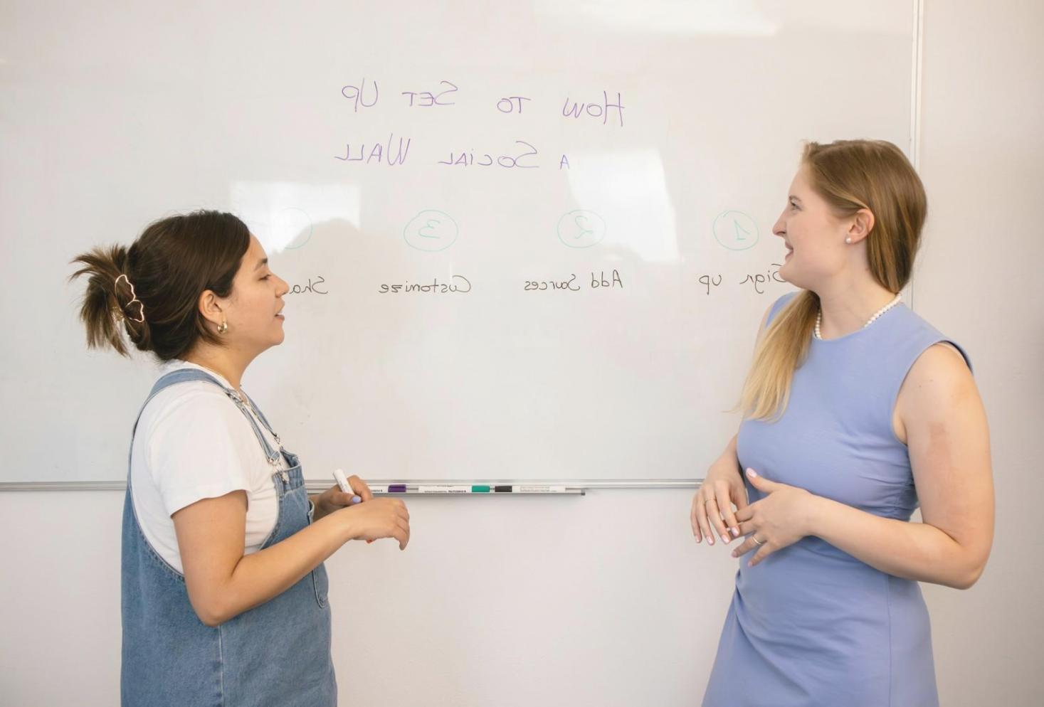 Taller educativo sobre presupuestos con participantes tomando notas
